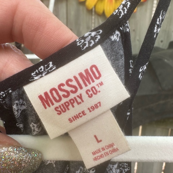Mossimo supply co since 1987, Flowy black 
Cute, Lightweight Tank Top Size L - Picture 3 of 4
